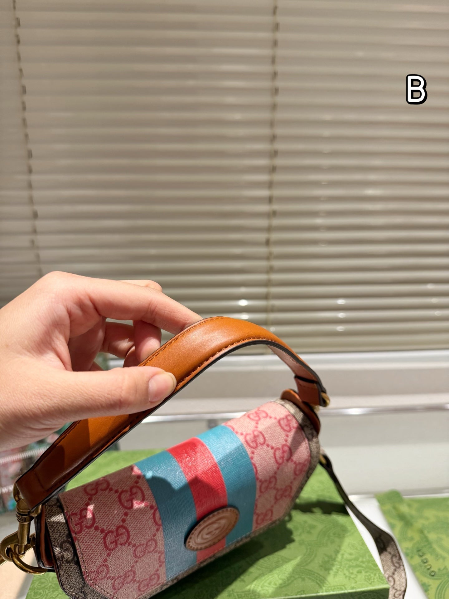 GUI Shoulder Bag 1825040110