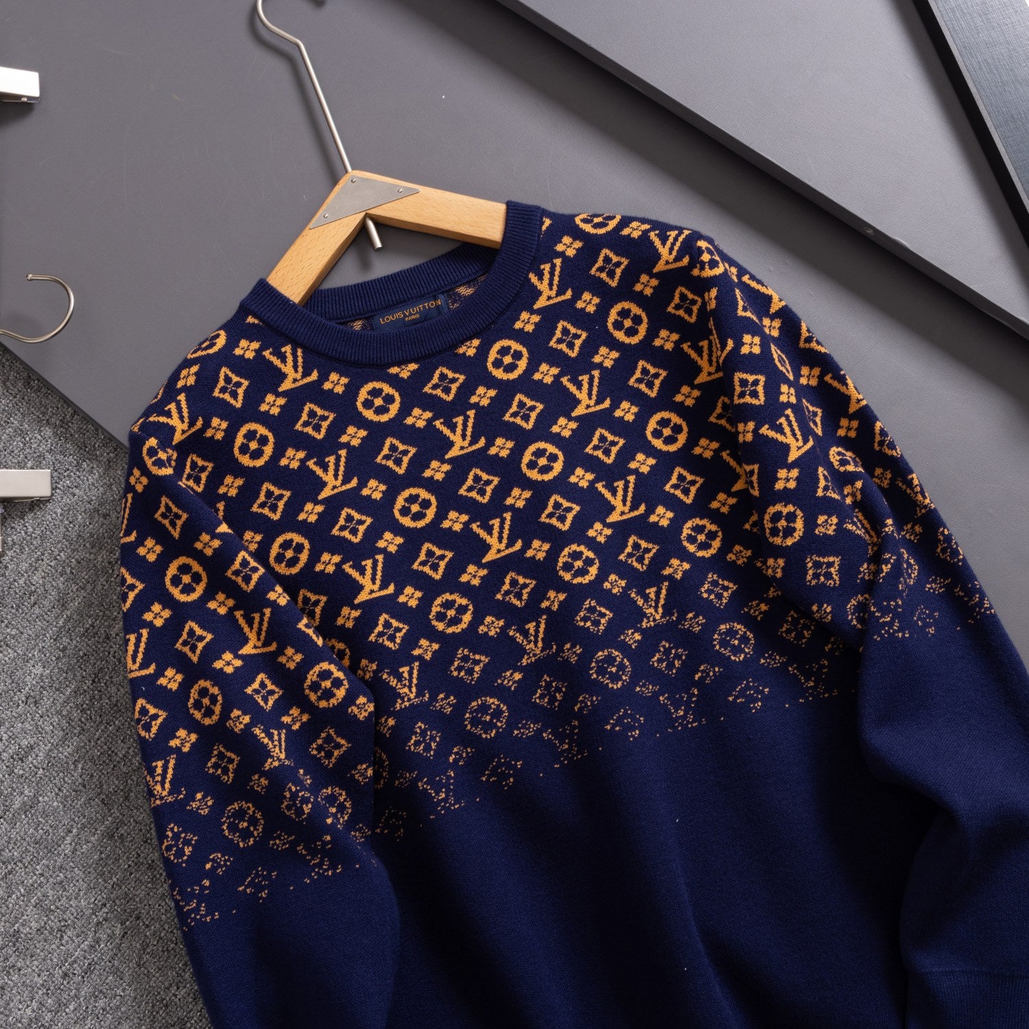 VV Gradient sweater 1824102102