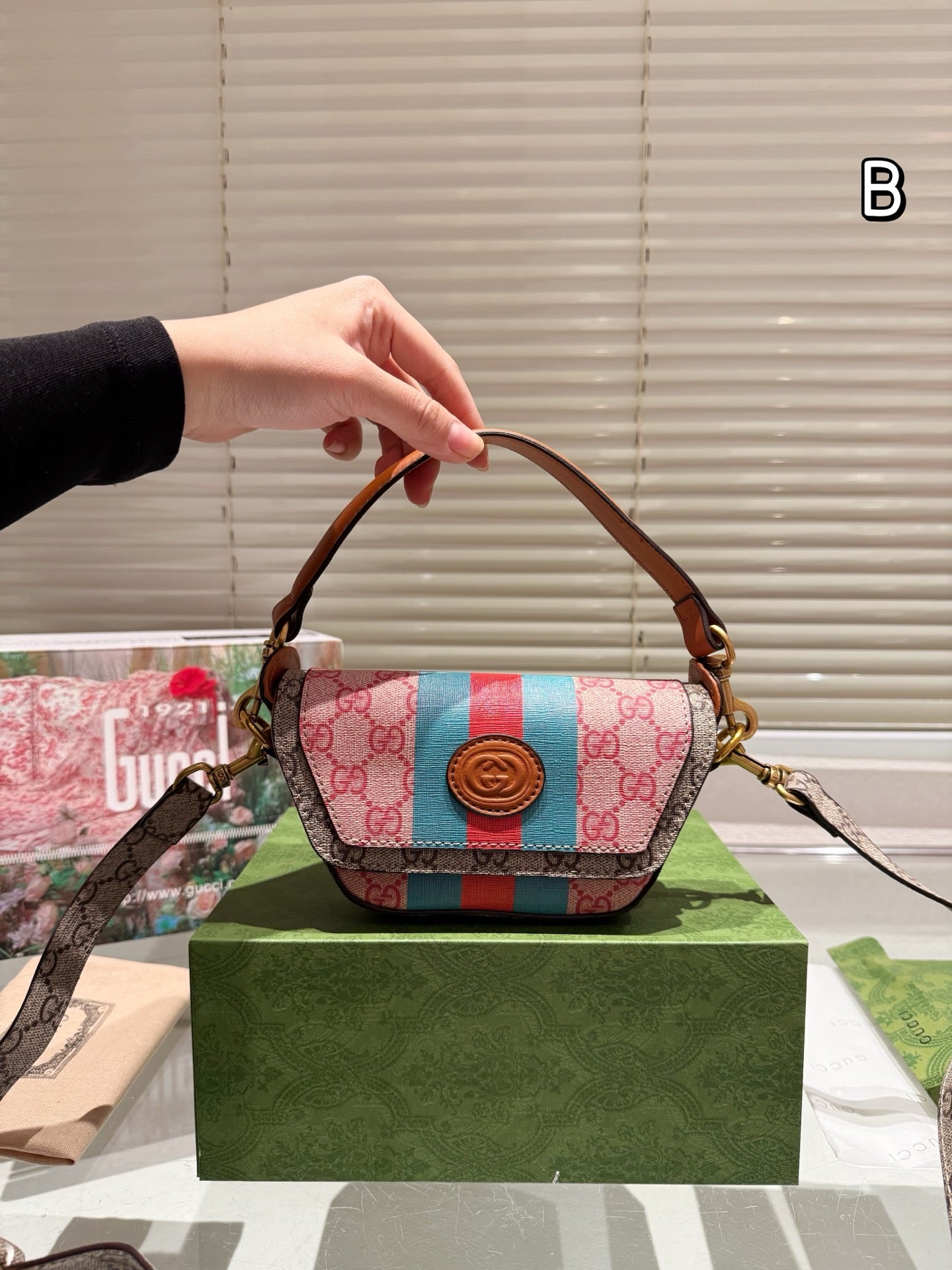 GUI Shoulder Bag 1825040110