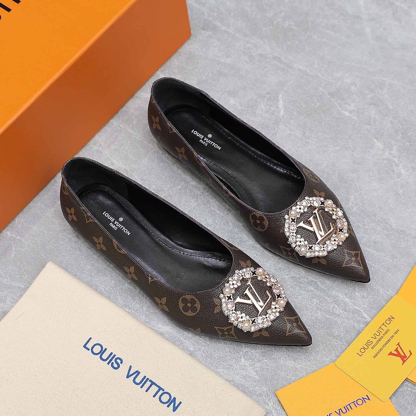 24 new style pointed toe flat shoes 24031904