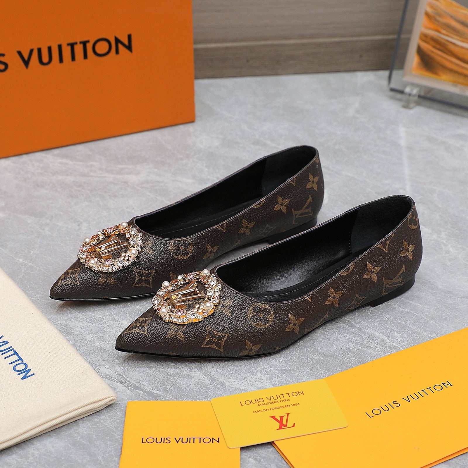 24 new style pointed toe flat shoes 24031904