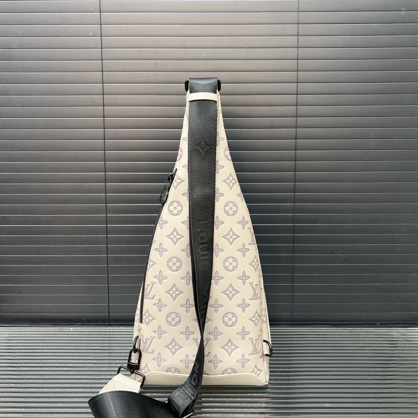 VV Shoulder bag chest bag 1825052316