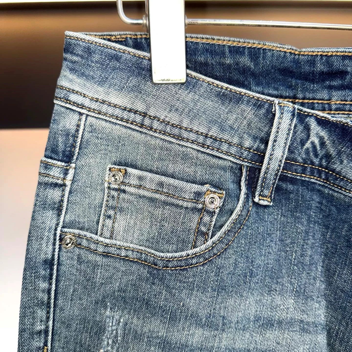 Distressed men's straight-leg jeans 1426012317